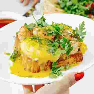 french-toast-poached-eggs-shrimps-and-hollandaise.webp